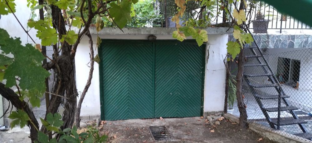Гараж и 2 открити паркоместа под наем до супермаркет "Фантастико"