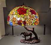 Lampă Tiffany 56 cm cu vitralii florale și bază sculptată