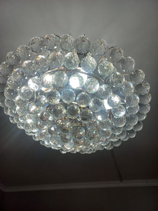 2 одинаковых люстр.