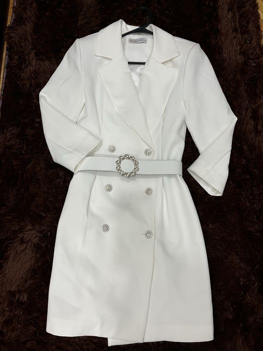 Бяла рокля тип сако