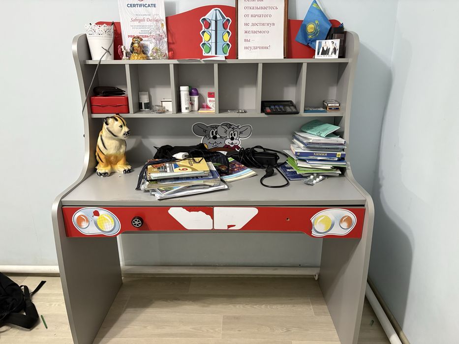 Продам детский письменный стол