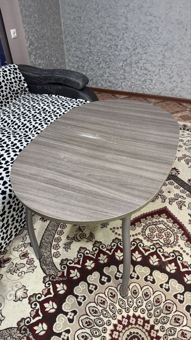 Стол кухонный немного вздутый