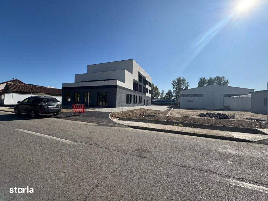 Spatiu comercial *peste 400 mp cu parcare* - strada Tineretului
