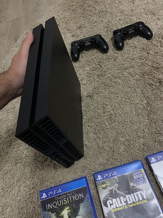 Vand/Schimb PS4 (1TB) + 3 joystick DualShock 4 + 11 jocuri originale
