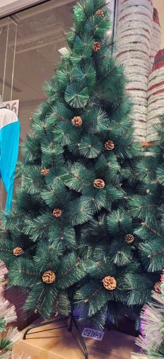 Елха естествено зелена с шишарки