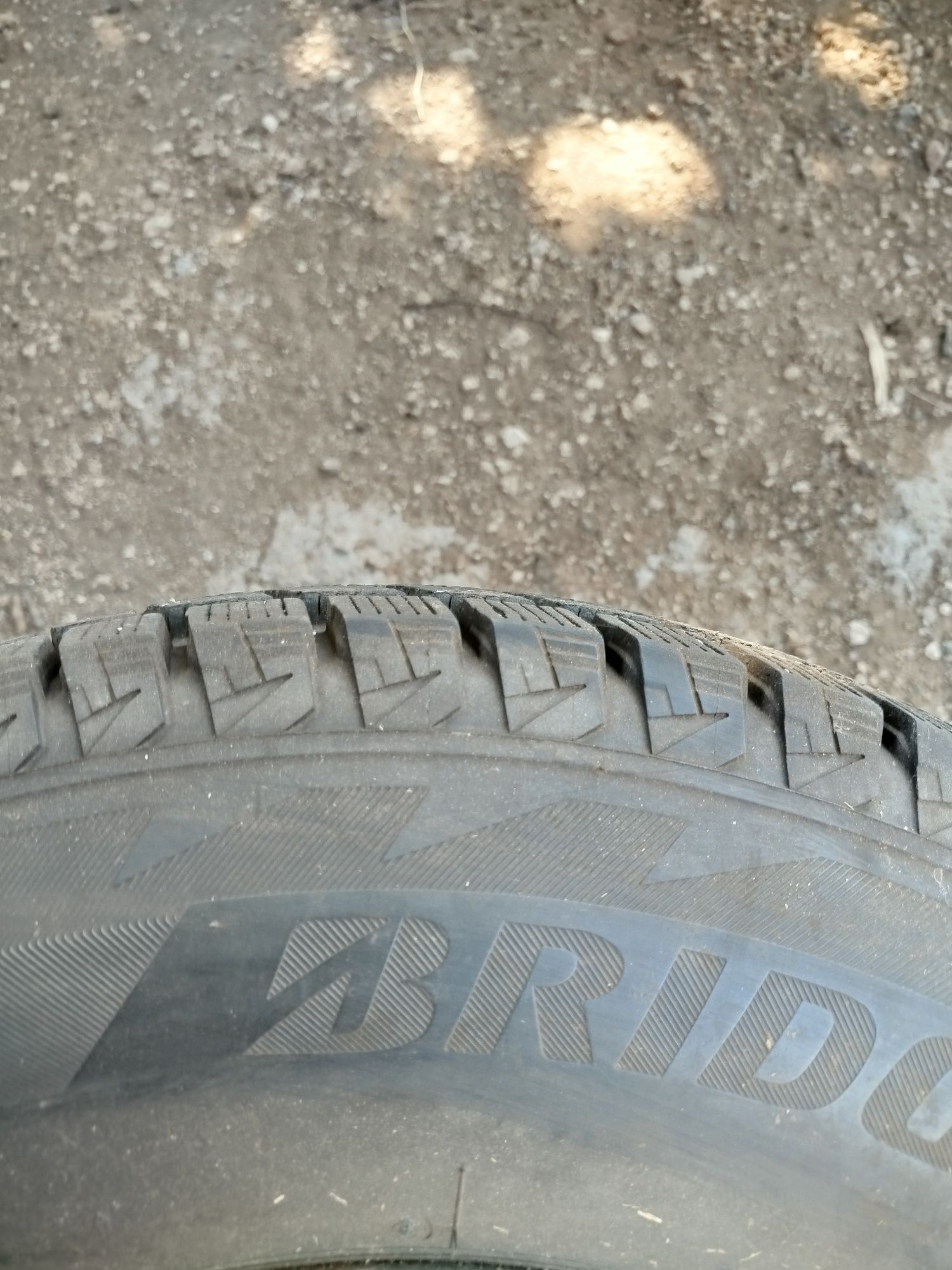 Продавам 4 бр гуми Bridgestone с джанти