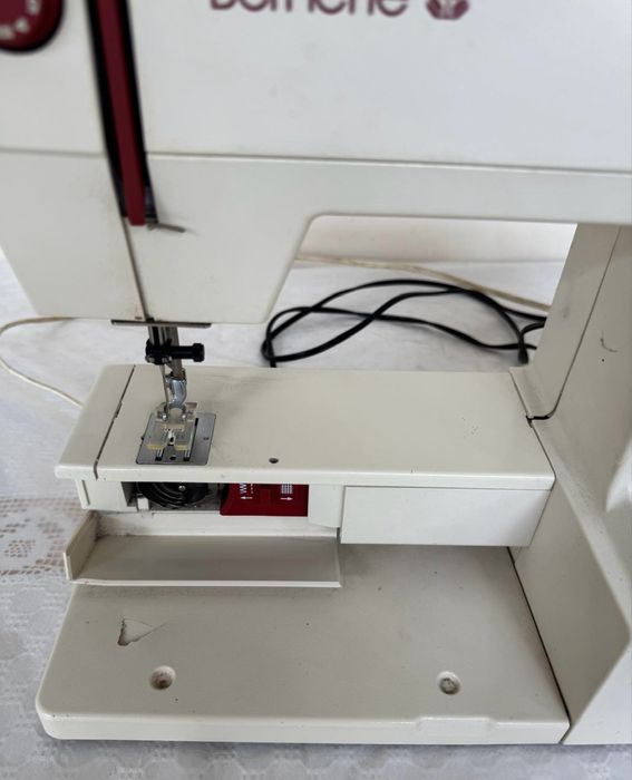 Masina de cusut Bernette 100 by Bernina-functionala cu pedala inclusa