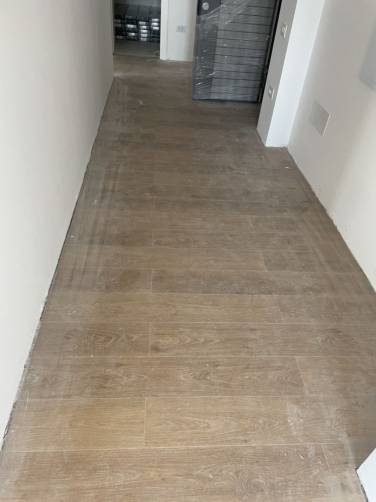 Vând aproximativ 80 mp, grosime 10 mm de parchet laminat .