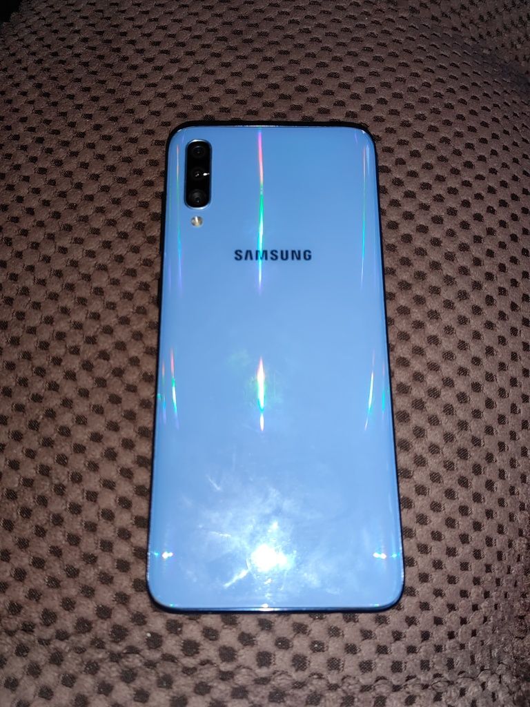 Samsung  A70, 6.7" дисплей, 128GB , 6GB RAM