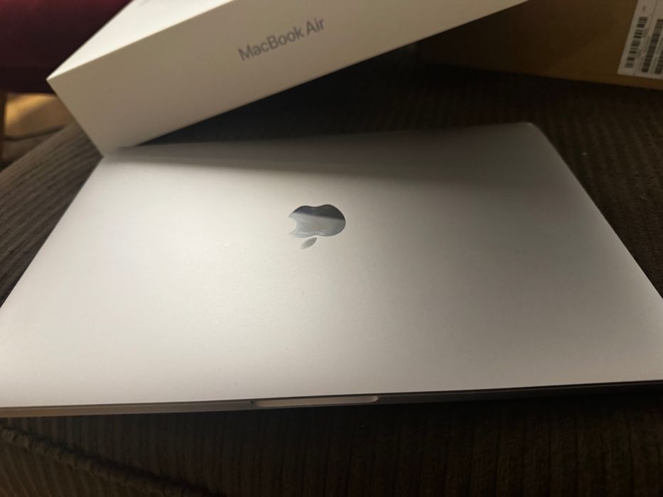 MacBook Pro 2020 • 13” • i5 Quad Core • Stare foarte bună