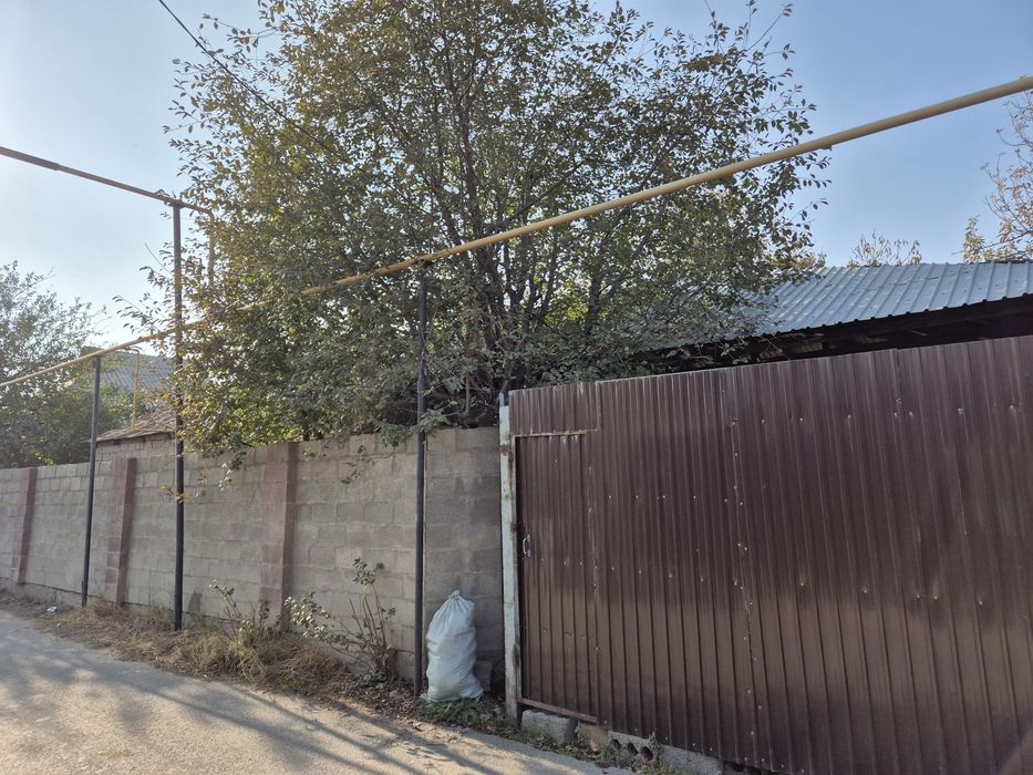 Дача участок 10сот, вода свет газ отопление , баня ,сарай всё есть.