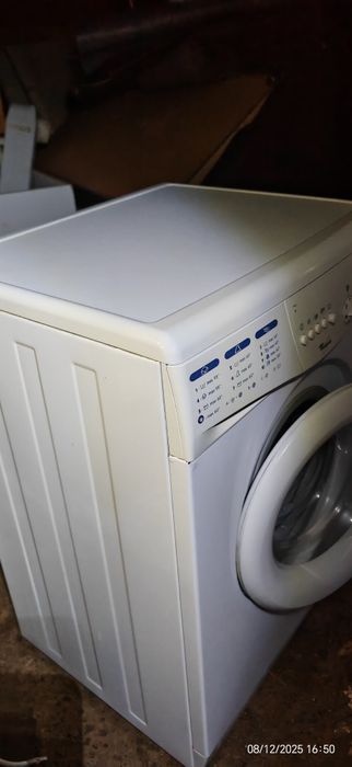 Vând mașină de spălat rufe Whirlpool