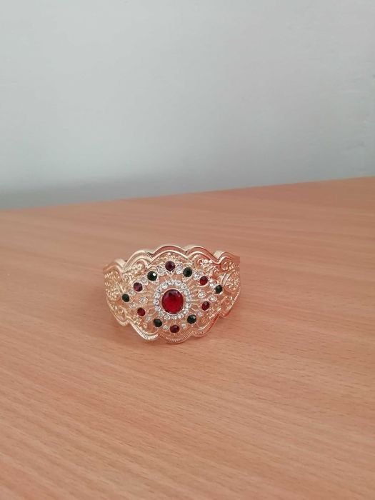 Дамска гривна, златиста с камъчета