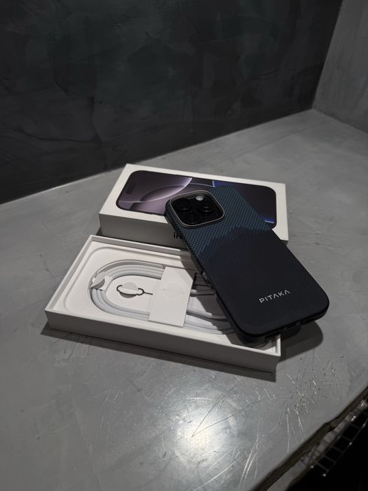 КАТО ЧИСТО НОВ Iphone 16 Pro Black + подарък Pitaka case