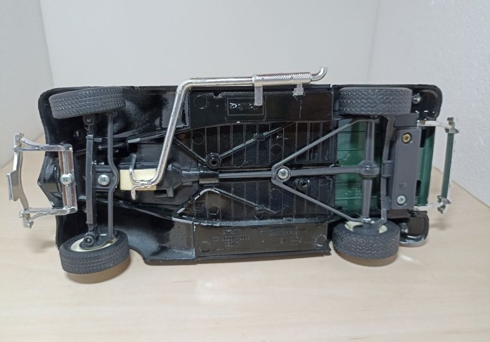 Ford V8 
Scara 1:19
solido 

Pozele reflectă realitatea. Se vinde exac