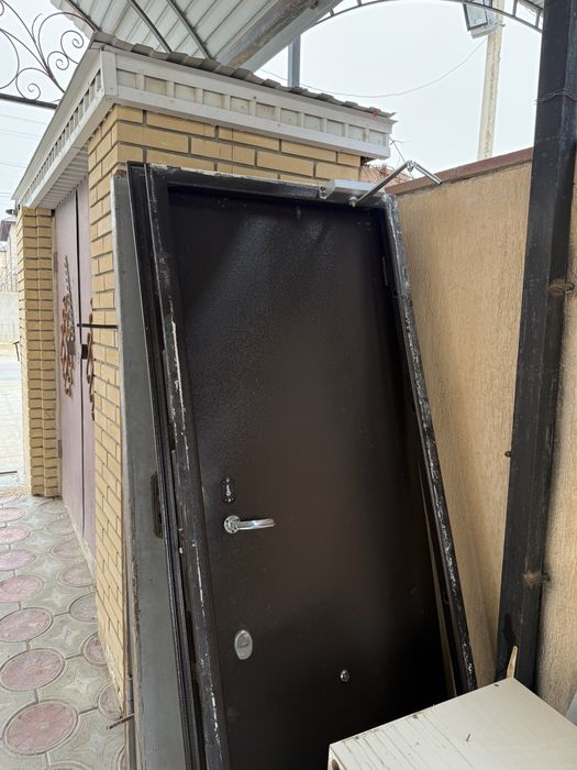 ЕСІКТЕР САТЫЛАДЫ 4есік екеуы темір екеуы пластик тап таза сосын терезе