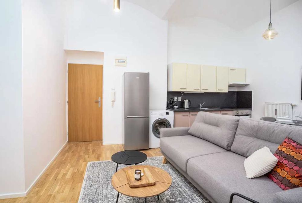 Дава се под наем Тристаен апартамент в Пловдив, Коматевски възел - 95 кв.м за 408 € - Снимка #1