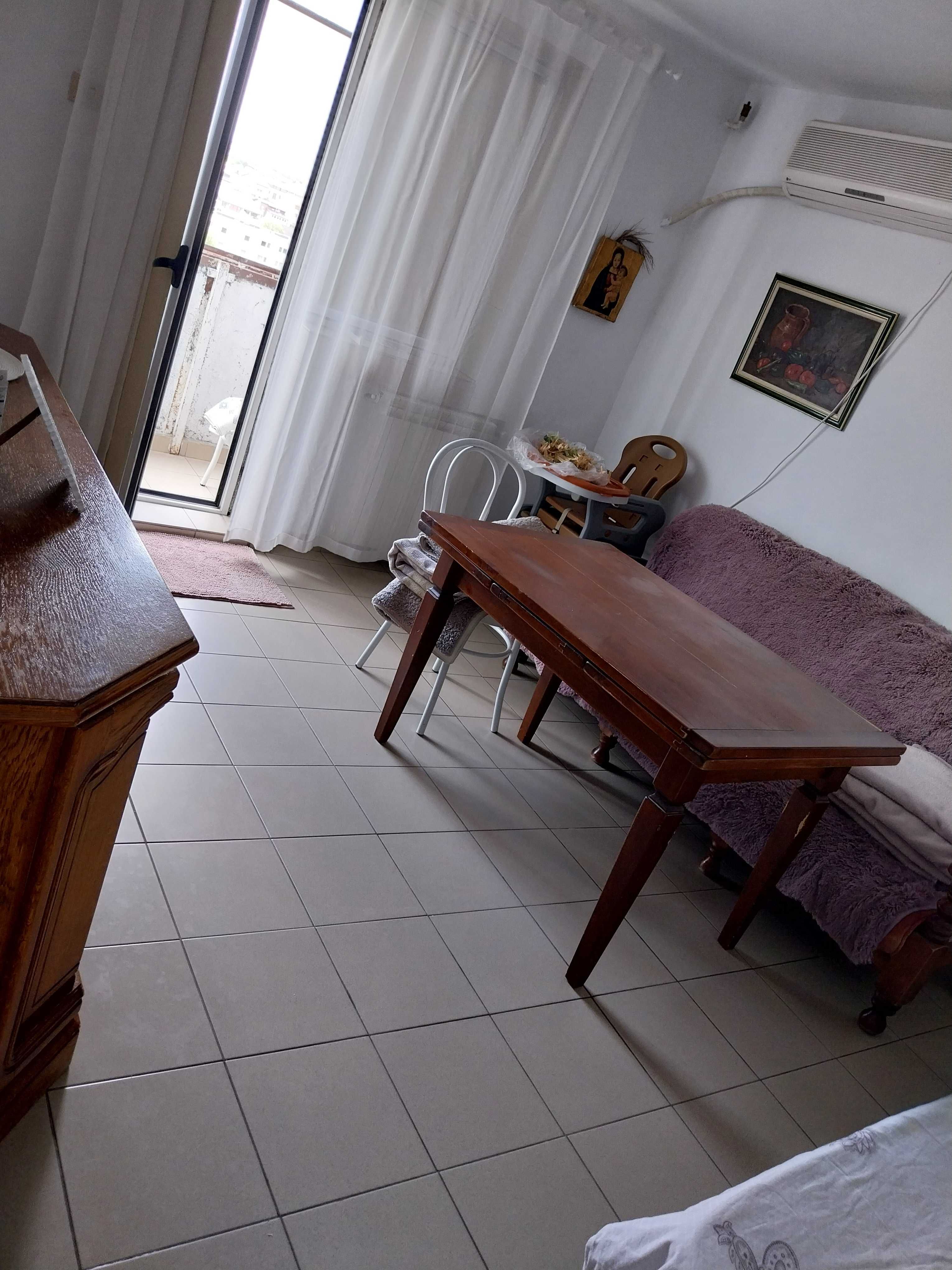Vand apartament,  zona buna cu mult verde si  soare.
