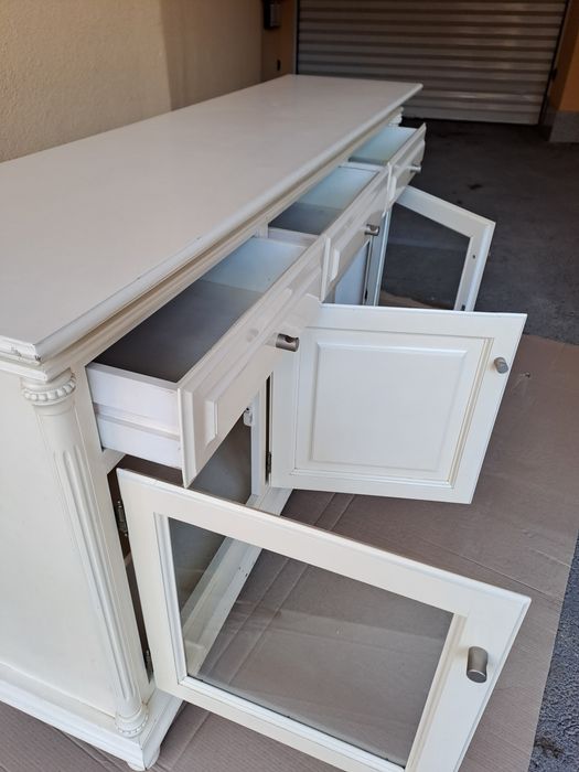 Класически масивен шкаф за трапезария