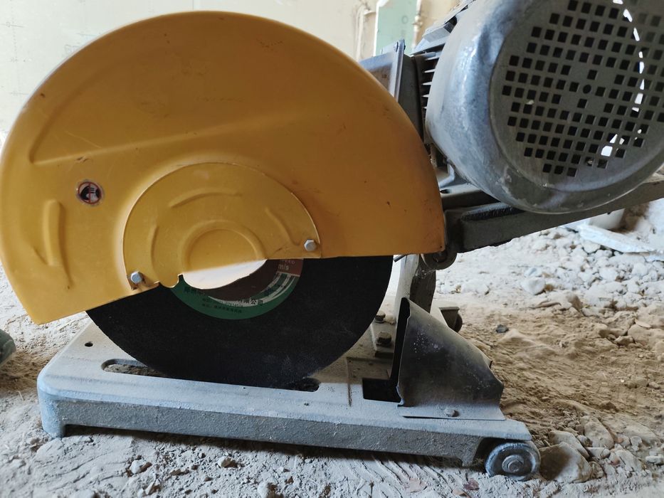 Rasmda Y100L-2 modelidagi profil kesish mashinasi