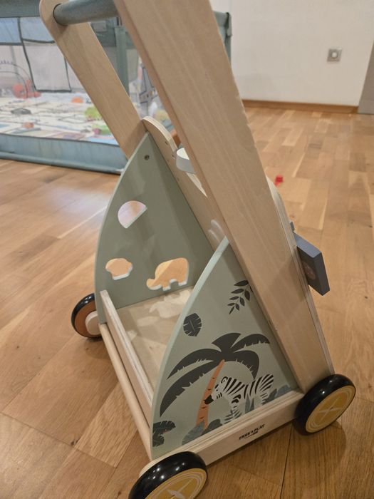 Дървен walker за прохождащо детенце