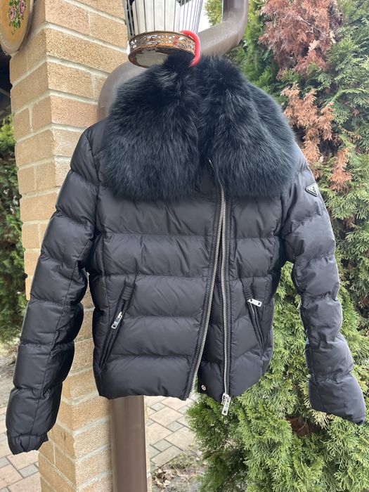 Vând geaca Prada originala cu blana naturala