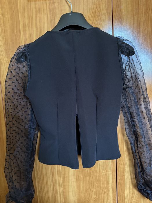 Top cu maneci din organza