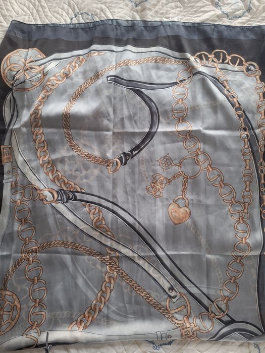 Дамски шал Guess