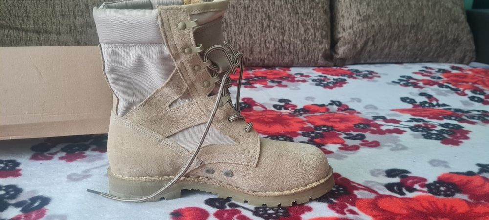 Vând bocanci de vara