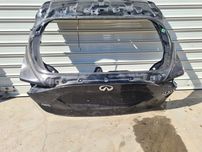 Продавам заден капак за Infinity Q30