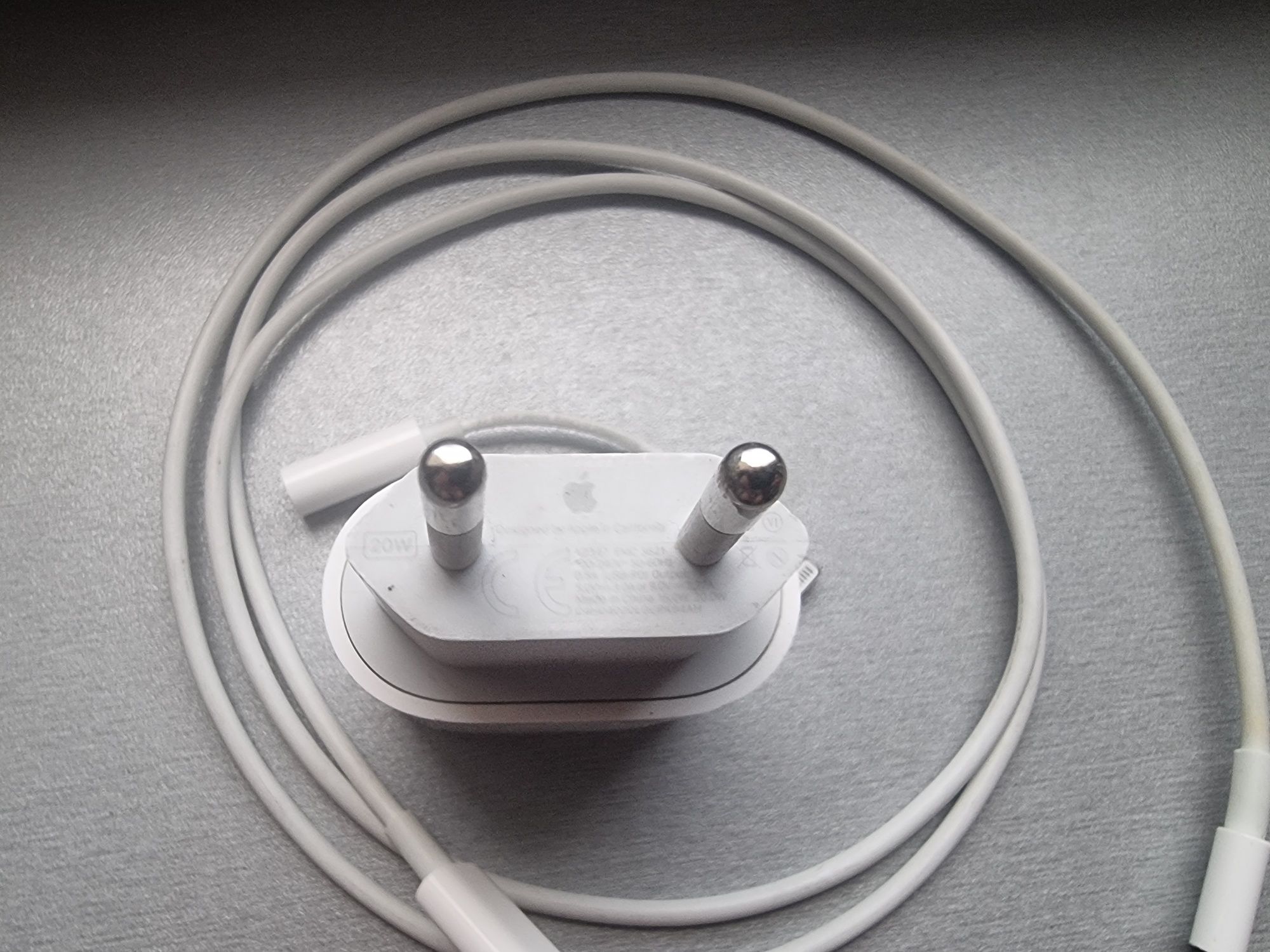 Оригинален комплект: 20W Type-C адаптер и USB-C to Lightning кабел+