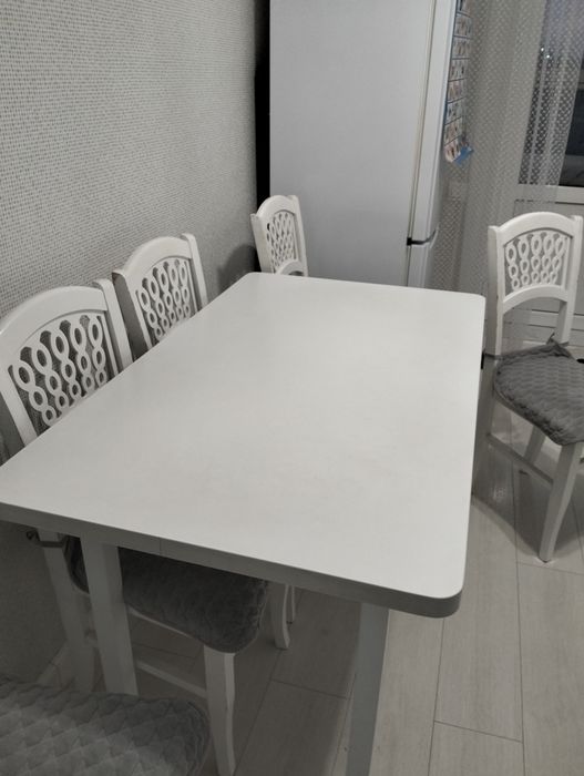 Кухонный стол и стулья