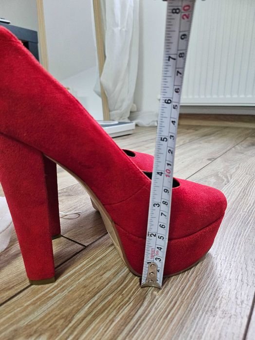 Pantofi din piele intoarsa cu platforma