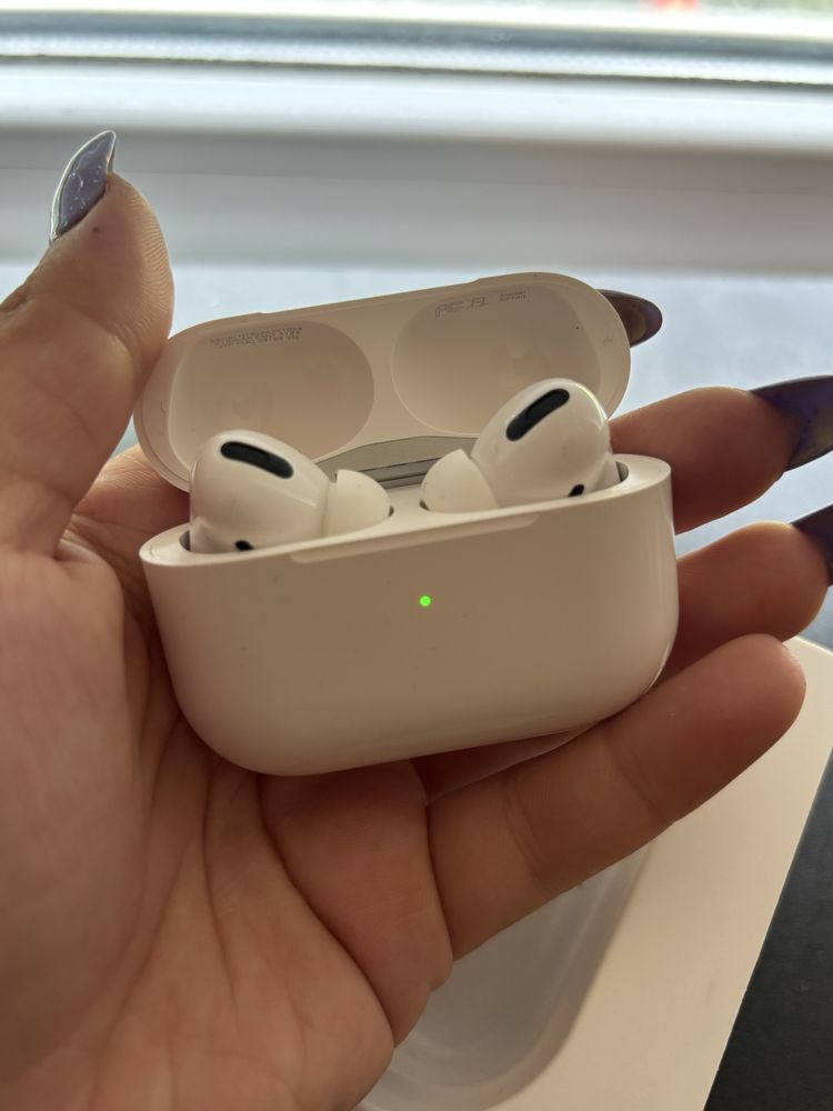 Apple AirPods Pro чисто нови!