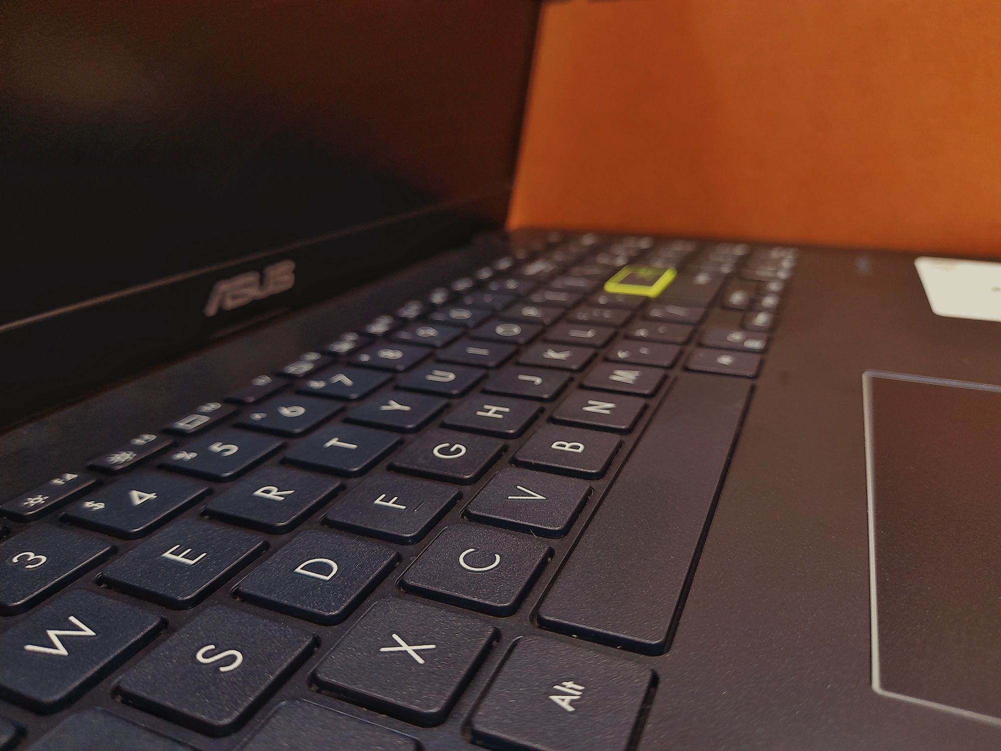 Asus notebook sotiladi