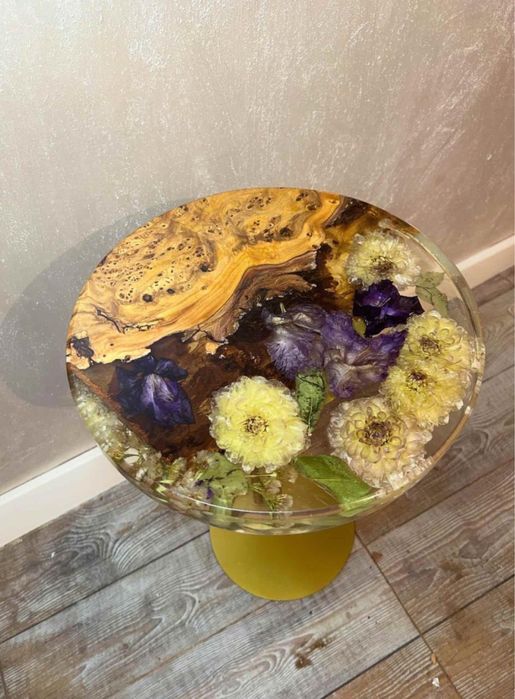 Стол из эпаксодной смолы.