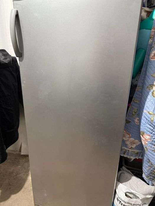 Продается морозильник новая.