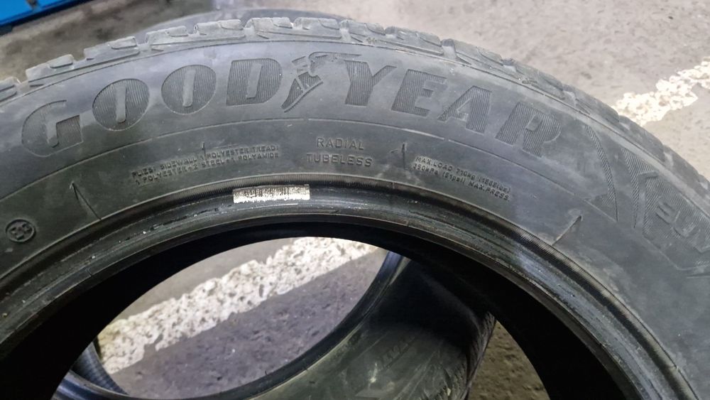 Anvelope iarna Goodyear 215/60/ r17 -2buc