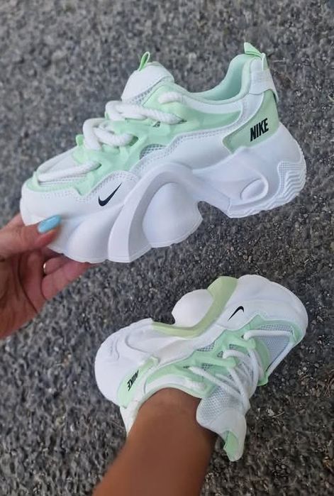 Дамски зимни боти, маратонки и апрески