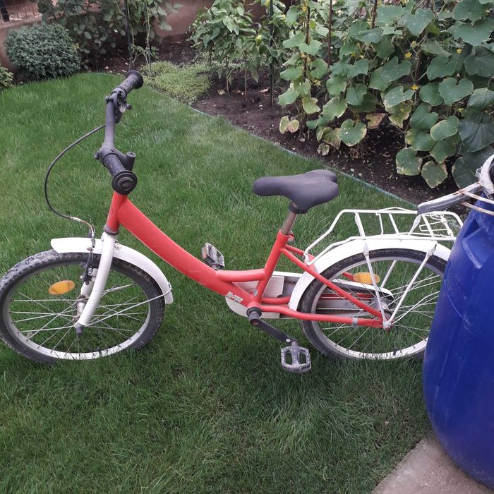 Bicicletă roșie-alb