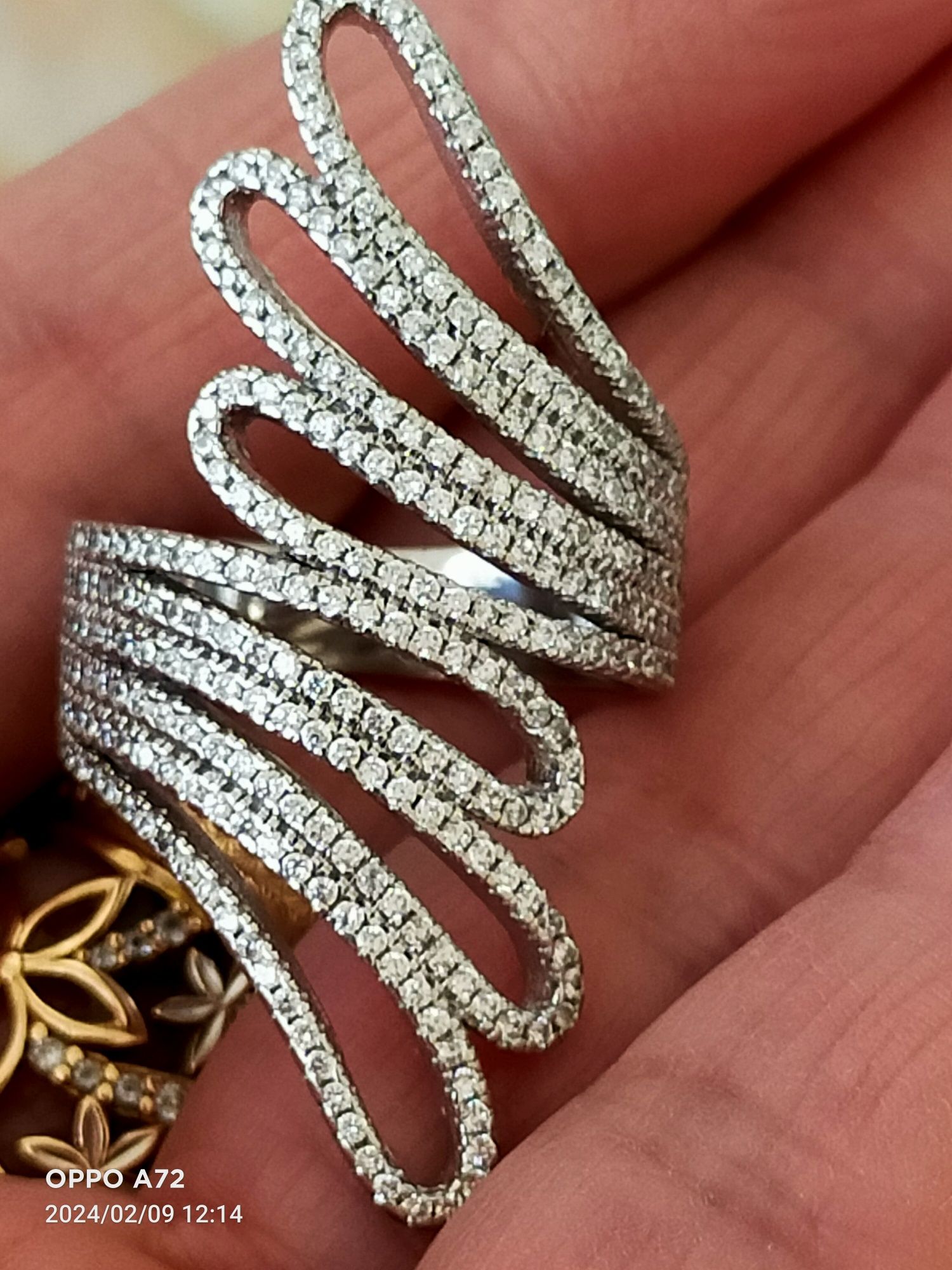 Продам шикарный перстень, серебро,смотрится, как белое золото.