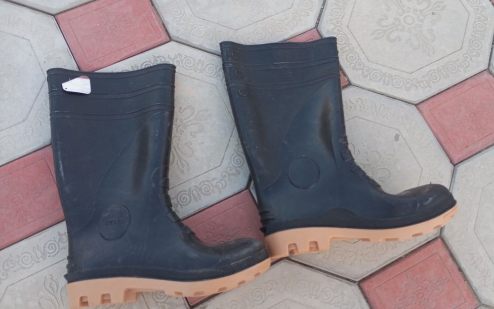 Новый резиновые сапоги металическими подносками.