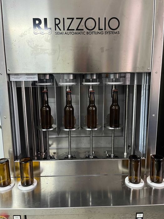 Statie imbuteliere sticle izobarica de tip tribloc 4-4-1