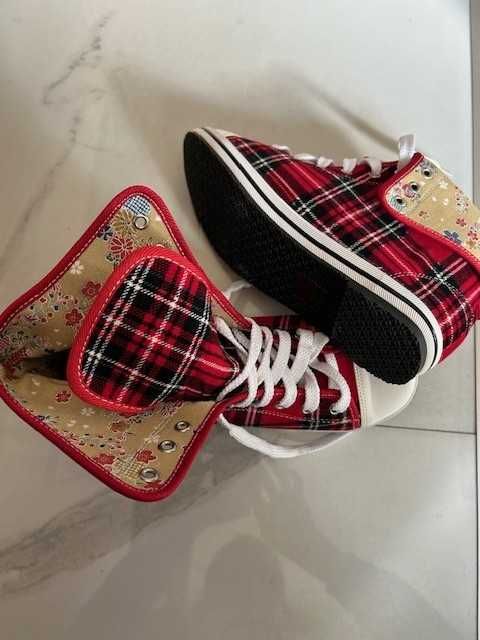 Чисто нови карирани кецове