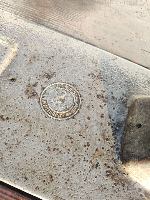 Mașina de cusut Jones manufacturing machine