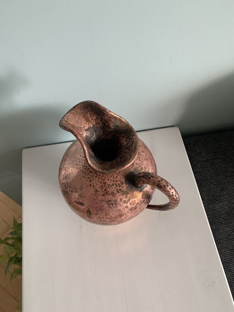 Стара релефна медна ваза от Egidio Casagrande, Италия