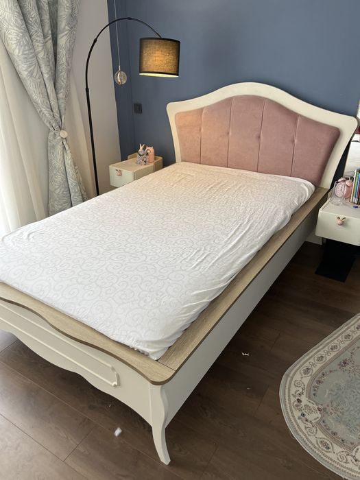 Детская кровать и тумбочка  для девочки