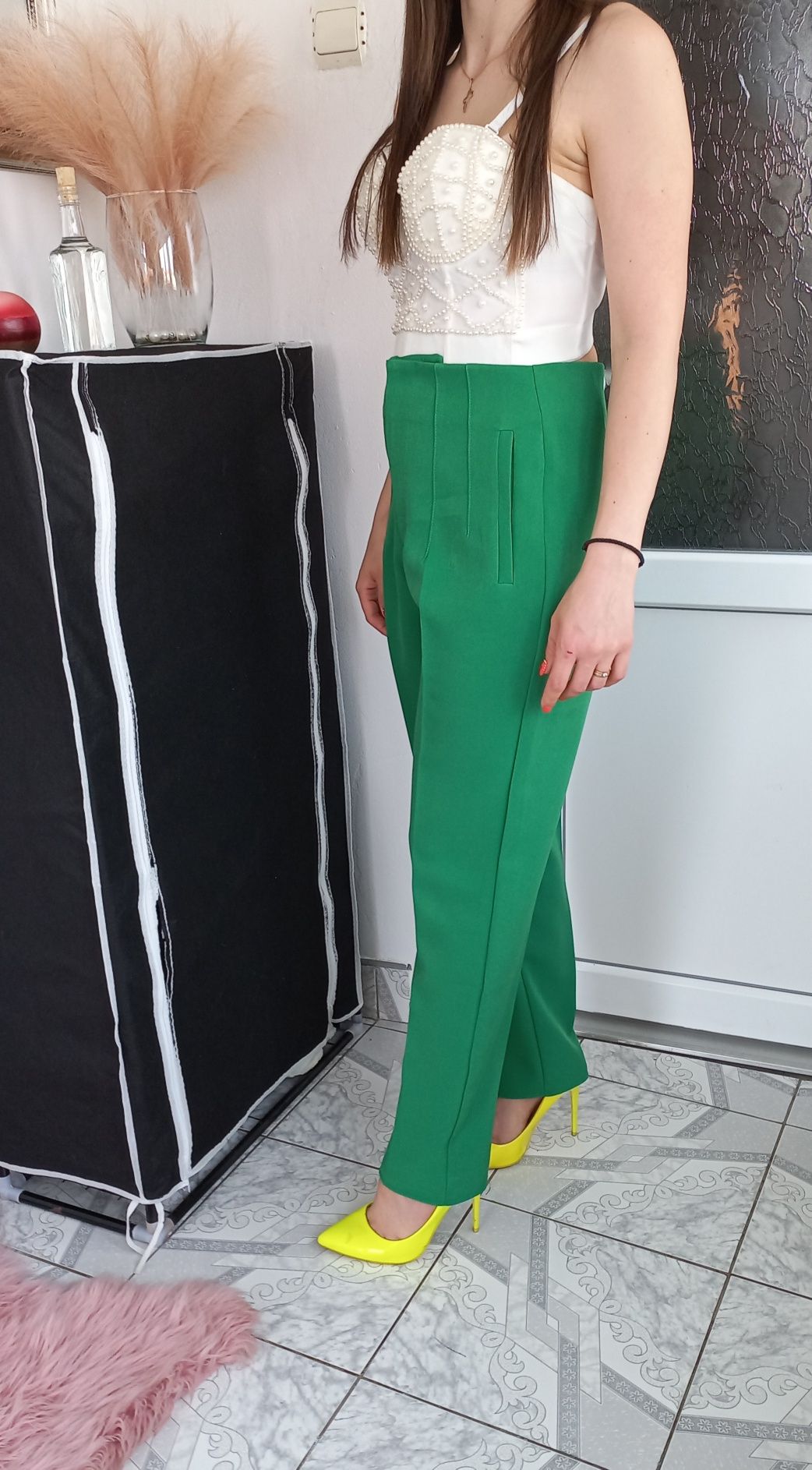 Pantaloni imitatie Zara verzi,roz marimea L