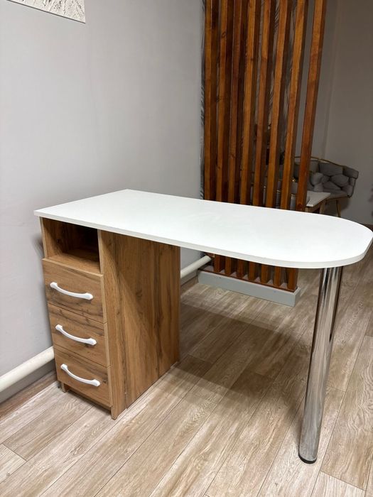 Продам стол до мастера маникюра