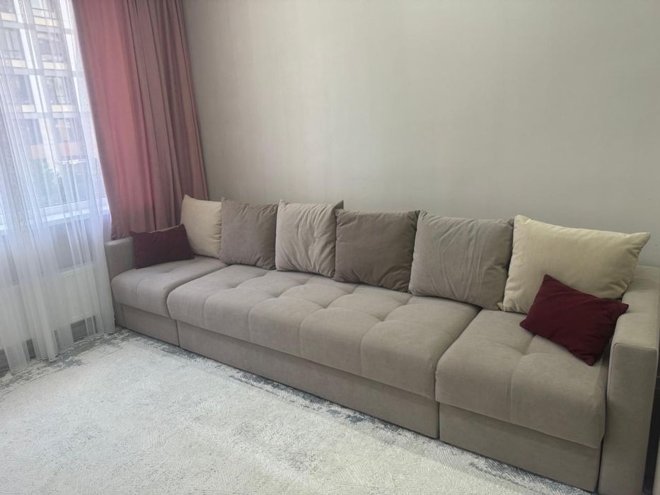 Продаю прямой раскладной диван с подушками